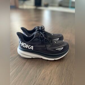 Hoka Women’s Clifton 9. Size 8D (8 wide)